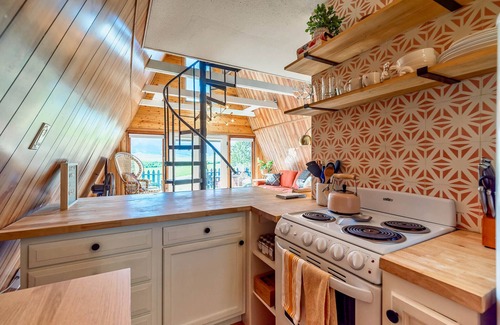 Michigan Hill Cabin | A-Frame Triangle Cabin - Hot tub - Panoramic Mountain Views