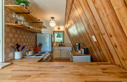 Michigan Hill Cabin | A-Frame Triangle Cabin - Hot tub - Panoramic Mountain Views