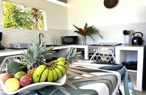 Tiahura House | A fully equipped modern bungalow in Moorea with a shared pool close to the sea