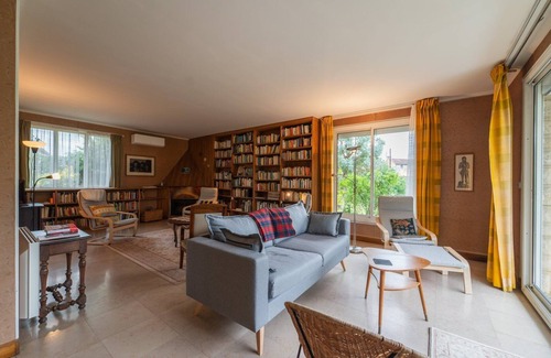 Saint-Benoit House | A Garden in the City 15 minutes from Futuroscope