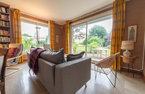 Saint-Benoit House | A Garden in the City 15 minutes from Futuroscope