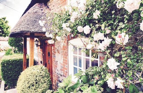 Coombe Keynes Cottage | A gorgeous thatched cottage near the stunning Jurassic Coast.