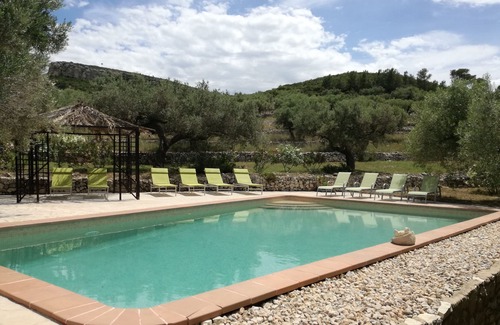 El Perello Cottage | A HOLIDAY STAY IN A BERGER'S CABIN?