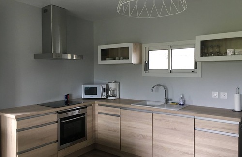 Varetz Cottage | A HOME JUST FOR YOU, CLOSE TO ALL AMENITIES!