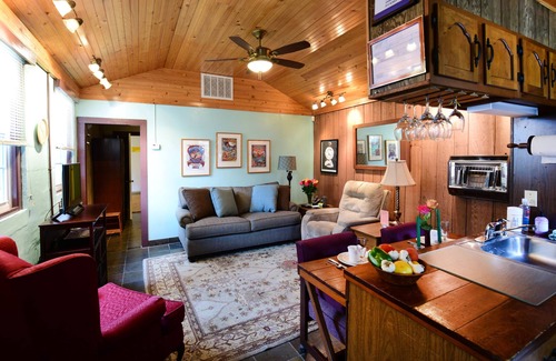 Faubourg Marigny Bed & Breakfast | A LEGAL GUESTHOUSE! The Little Eazy Guest House-Owner lives on the property