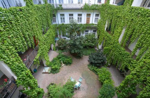 Istvanmezo Apartment | A Lovley newly decorated fully equipped apartment walking distance to the City Park where you will find the world famous Szechenyi thermal bath spa, Museums , and the Capital Circus , AC, smart TV, high speed internet