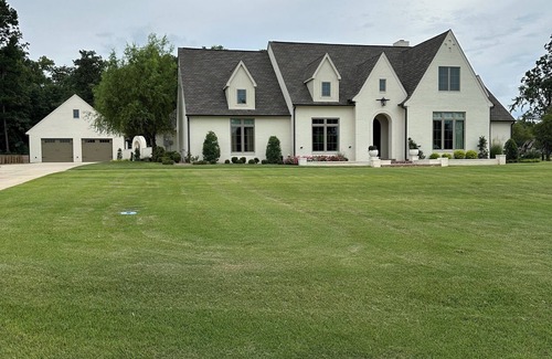 Redlick House | A luxurious 4BR Southern Lake House – In Texarkana