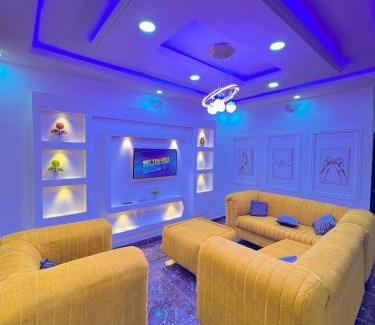 Umudike House | A Luxurious Room - The Paletinos