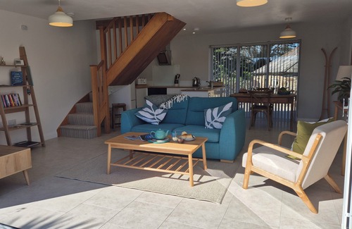 Poughill House | A luxurious spacious home, village location. 5 mins to the beach, EV Charger.