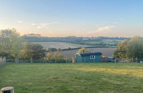 Elham House | A luxurious sunrise & sunset Shepherds Hut with wood burning stove & Hot Tub, Elham Valley, Kent