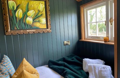 Elham House | A luxurious sunrise & sunset Shepherds Hut with wood burning stove & Hot Tub, Elham Valley, Kent