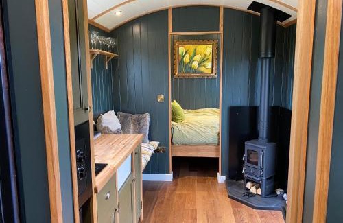 Elham House | A luxurious sunrise & sunset Shepherds Hut with wood burning stove & Hot Tub, Elham Valley, Kent
