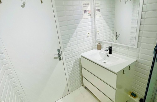 Aulnay-sous-Bois Apartment | A luxury room very close to Paris, CDG Airport, and Parc des Expositions