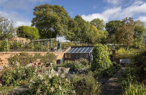 Leominster Cottage | A marketing that sleeps 4 guests in 2 bedrooms