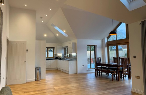 Maidstone House | A modern luxury bungalow with an amazing hot tub located in a rural part of Kent