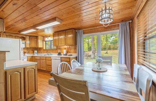 Gatlinburg - Pigeon Forge House | A Mountain Hyde-A-Way - Firepit | New Hot Tub| Wears Valley| Easy Access