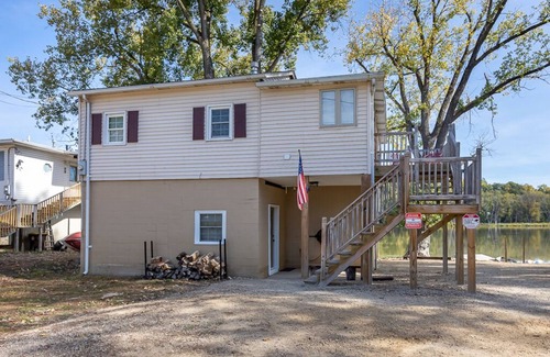 East Dubuque House | A MUST SEE! 2BR Lakefront Home w/Boats & More!