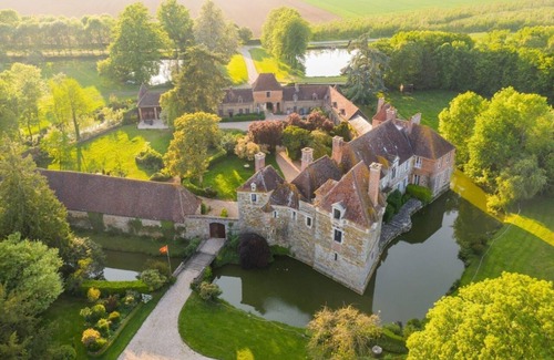 Saint-Pierre-du-Mesnil House | A night in a medieval castle