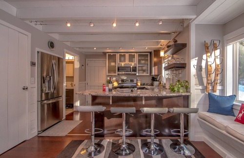 Alpine Village House | A Notch Above: Next to Attitash, close to Storyland, Saco River & North Conway