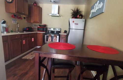 Oxford House | A Peaceful Hidden Treasure in Oxford, GA Entire 2 bedroom Guesthouse