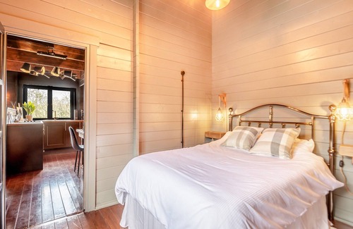 Waterlooville Cottage | A peaceful luxury lodge with wood-fired hot tub, enclosed garden and private parking.