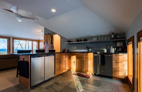 Moretown House | A peaceful luxurious retreat with stunning mountain views & nearby skiing!