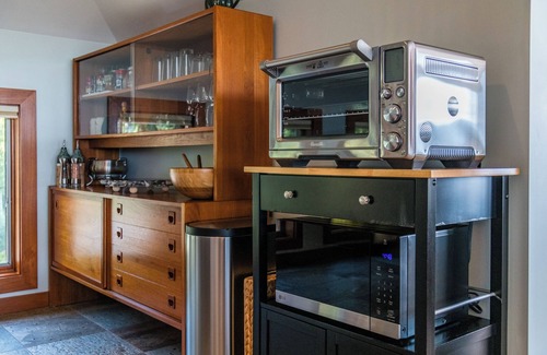 Moretown House | A peaceful luxurious retreat with stunning mountain views & nearby skiing!