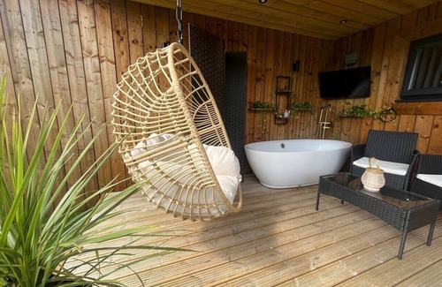 Matchams Apartment | A Petite Luxury Lodge with Outside Bath