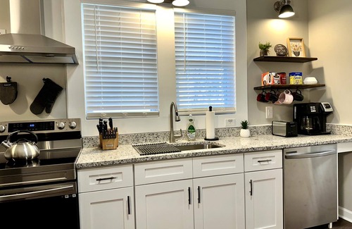 Newton House | A Piece of Paris (East unit) - 5 min walk to Historic Downtown Newton - Sleeps 6
