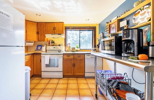 Mid-Beacon Hill Apartment | A PINK DOOR WELCOME near eateries breakfast + parking included