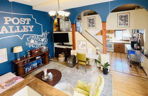 Mid-Beacon Hill Apartment | A PINK DOOR WELCOME near eateries breakfast + parking included