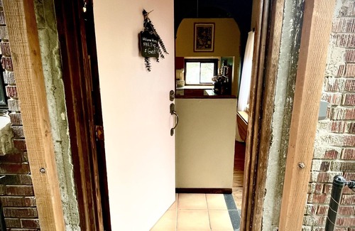 Mid-Beacon Hill Apartment | A PINK DOOR WELCOME near eateries breakfast + parking included
