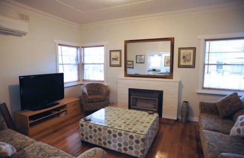 Newington House | A Place To Stay - 10 Smith St