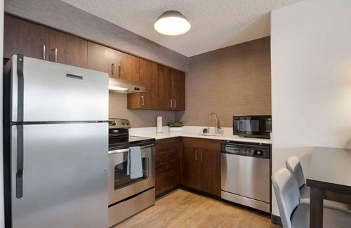 Reno/Tahoe Airport Hotel | A Place You'll Surely Enjoy! 3 Comfortable Units, Pets Allowed, Full Kitchen!