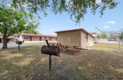 Beeville House | A Place You'll Surely Enjoy! Free Parking, Pets Allowed