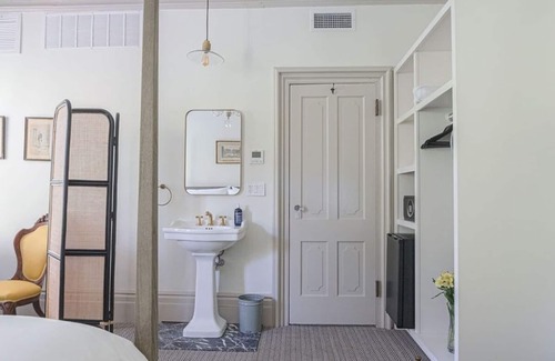 Kingston Hotel | A Place You'll Surely Enjoy! Near Ulster Performing Arts Center, Free Parking