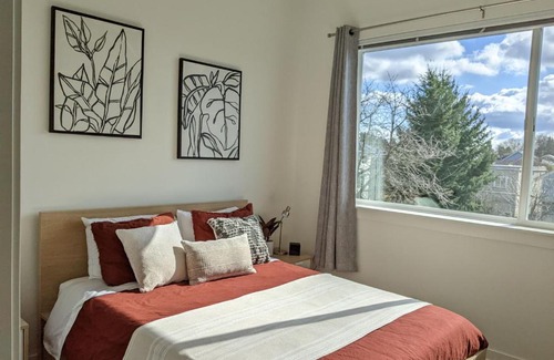 Wallingford Apartment | A premier smart condo with parking