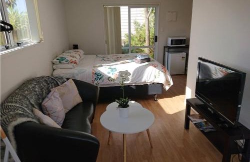 Unsworth Heights Apartment | a private and sunny unit in the middle of north shore