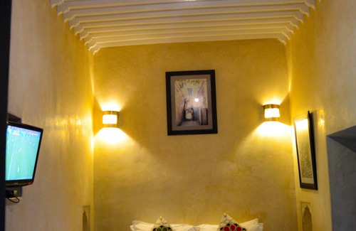 Mouassine House | A private Double Room in a Beautiful, Quiet Riad with plunge pool, wifi terrace