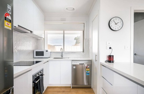 Bayswater House | A Private Hideaway with Large Backyard & 2 CarPark