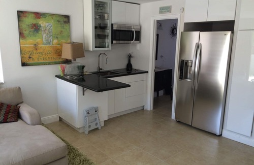 Central Oakland Park Apartment | A Quiet Oasis - Private Studio - Large Saltwater Pool. - Hot Summer Discounts!