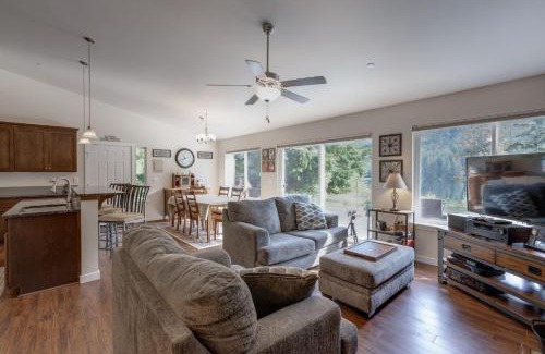 Maple Falls House | A re-styled single story, 3-bedroom, 2-bath ranch style cabin at Silver Lake