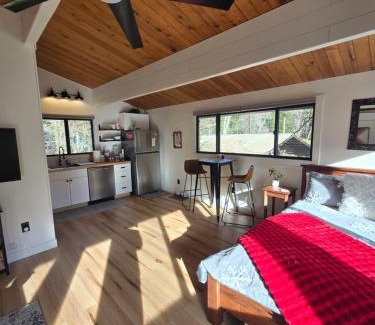 Douglas County House | A Restful Studio Near a Creek and Forest - Pet Friendly