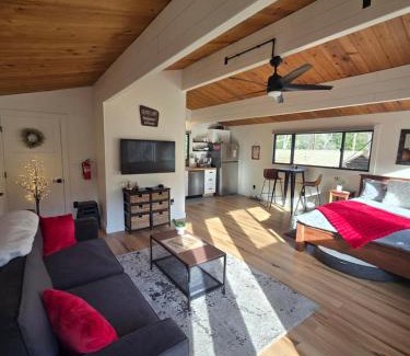 Douglas County House | A Restful Studio Near a Creek and Forest - Pet Friendly