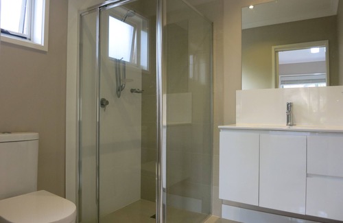 Mawson House | A Room with an Ensuite (in a 3 Bedroom-3 Bathroom Townhouse)