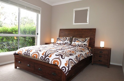 Mawson House | A Room with an Ensuite (in a 3 Bedroom-3 Bathroom Townhouse)