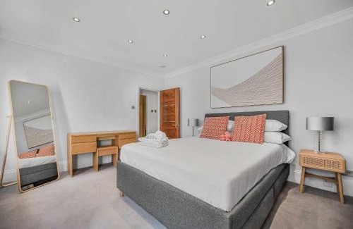 Moffat Apartment | A Scholar's Gallery - Bloomsbury - by Frankie Says