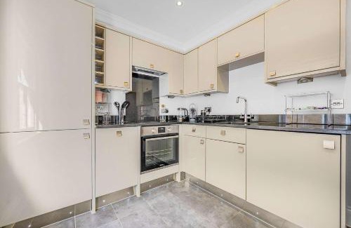 Moffat Apartment | A Scholar's Gallery - Bloomsbury - by Frankie Says