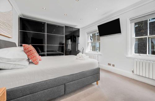 Moffat Apartment | A Scholar's Gallery - Bloomsbury - by Frankie Says