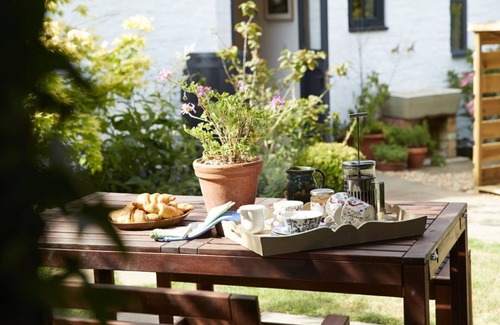 Eckington House | A sensitively converted former cheese press, located in the popular village of Eckington